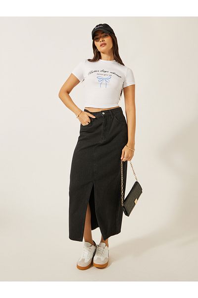 Styli Graphic Print Fitted Round Neck Crop T-Shirt