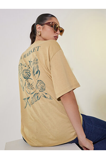 Take Two By Styli تي شيرت كبير الحجم بطبعة جرافيكية على شكل صدفة مع كتف منسدلة