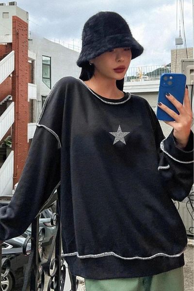 NO 601 Women's Black Reverse Stitching Detailed Glitter Star Printed Crew Neck Sweatshirt