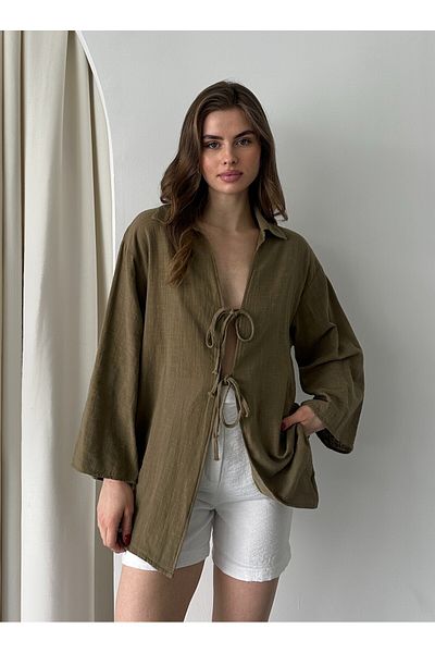 Laluvia Olivgrüne Kimonobluse aus 100 % Leinen mit Spitzendetail – 5218