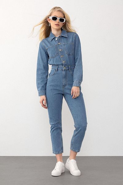 Olcay Blauer, detaillierter, geknöpfter Denim-Overall mit Taschen, Modellnummer 9270