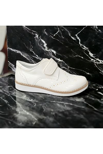 PATİK BEBE Pantofi pentru băieți din piele lacuită de culoare albă