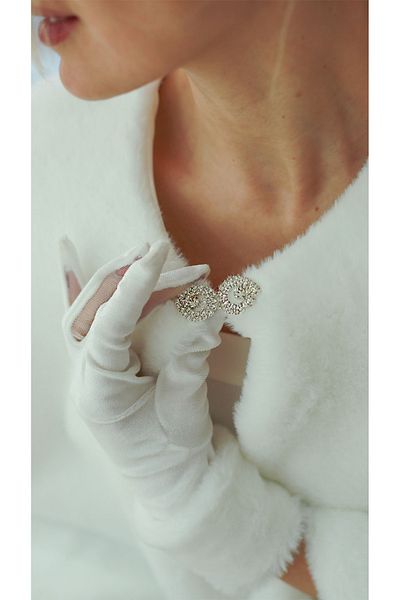 SeddA Long Brooched Fur Etol And Off-White Velvet Fur Gloves Combination