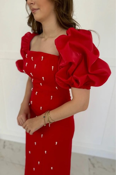 SONREİR KARE YAKA  KOL FIRFIR SATEN DETAY İNCİ TAŞ DETAY MAXİ BOY ELBİSE