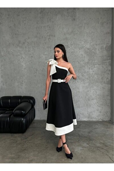 Afiş Butik Černobílý detail Košilový límec se zlatým knoflíkem Krátké - dlouhé šaty