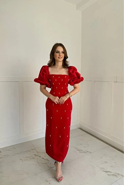 SONREİR KARE YAKA  KOL FIRFIR SATEN DETAY İNCİ TAŞ DETAY MAXİ BOY ELBİSE