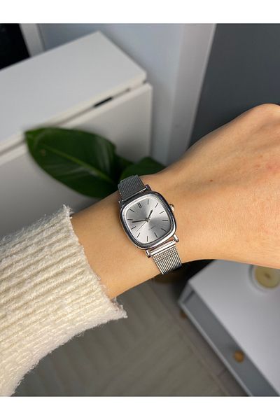 LUNA Eyewear Women's Minimal Vintage Round Case Retro Wristwatch with Silver Grey Steel Mesh Strap