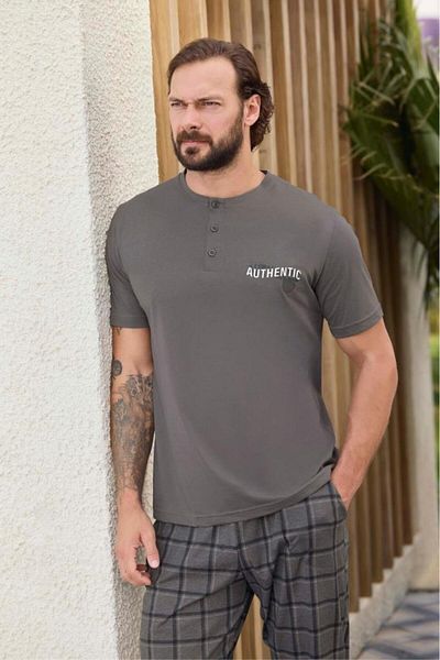 andredimoda Aydoğan Ανδρικό σετ πιτζάμες με κοντό μανίκι με μισό κουμπί – Αυθεντικό εμπριμέ, καρό στάμπα κάτω