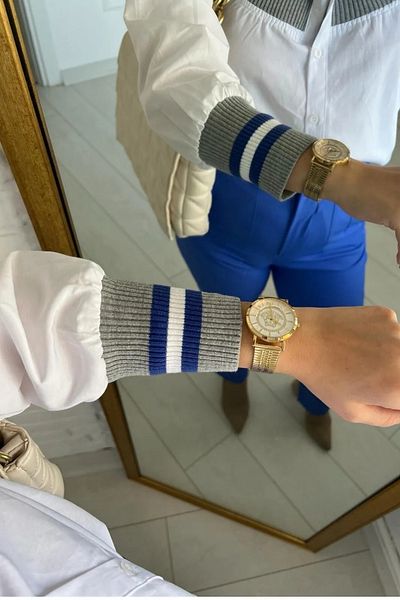 Qaju Tricotaje albe de damă - Cămașă lejeră din bumbac Boyfriend cu detaliu tricotat albastru pe guler