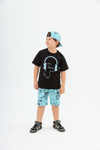 Hilal Akıncı Kids Tricou negru imprimat cu căști pentru băiat, pantaloni scurți din denim cu scris cu lanț