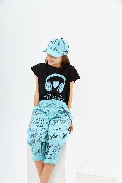 Hilal Akıncı Kids Căști pentru fete, tricou negru imprimat, blugi cu lanț, cu scris, Capri, fără pălărie, set de 2 piese