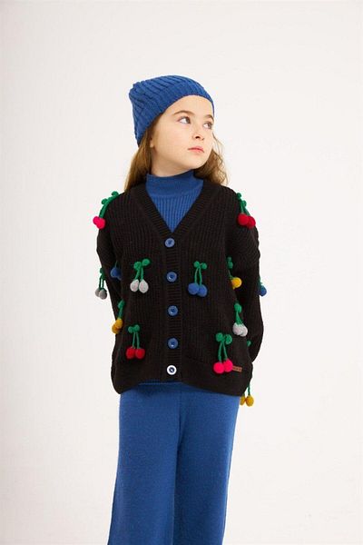 Hilal Akıncı Kids Cardigan alb brodat cu cireșe pentru fete Saks Tricoturi Badi Pantaloni Beanie Set 4 piese