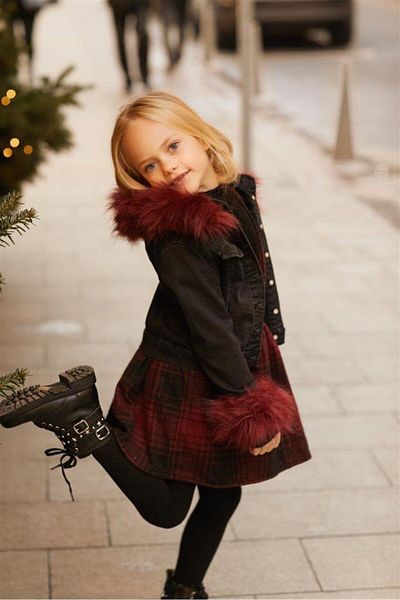 Hilal Akıncı Kids Jachetă neagră din denim din blană și fustă roșie pentru fată - Set de 3 piese din pânză de lemne
