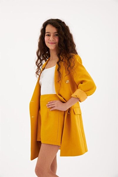 Hilal Akıncı Kids Jachetă pentru fetiță cu nasturi aurii, pantaloni scurți colorați, set de 2 piese