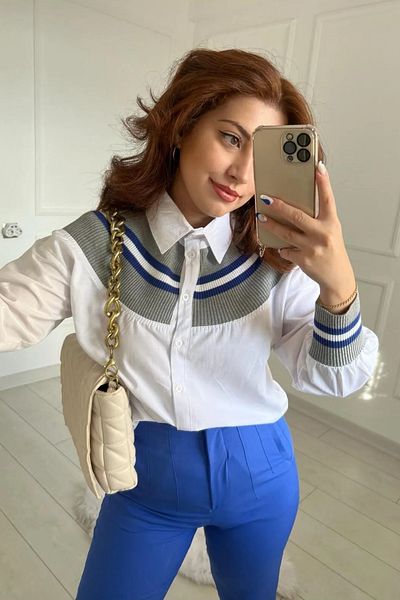 Qaju Tricotaje albe de damă - Cămașă lejeră din bumbac Boyfriend cu detaliu tricotat albastru pe guler