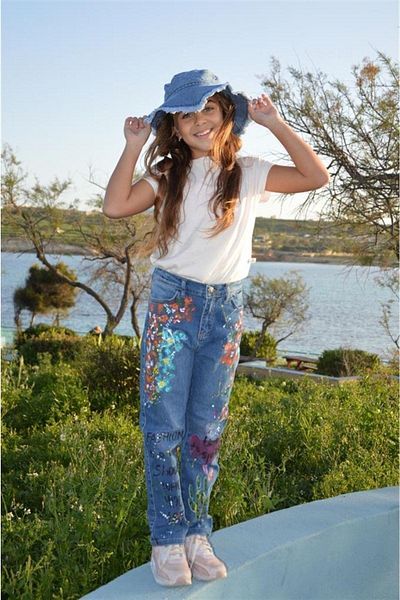Hilal Akıncı Kids Girl's Solid Color T-Shirt Hand Painted Lycra Blue Jeans Set of 2