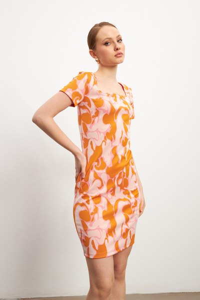 MODAGEN Γυναικείο κοντομάνικο φόρεμα με τετράγωνο γιακά με πορτοκαλί σχέδιο