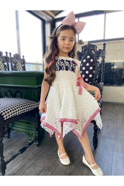 Hilal Akıncı Kids Rochie albă din dantelă pentru fetiță cu dungi asimetrice
