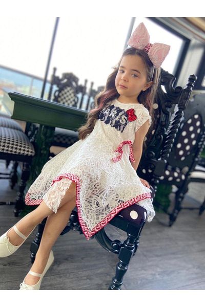 Hilal Akıncı Kids Rochie albă din dantelă pentru fetiță cu dungi asimetrice