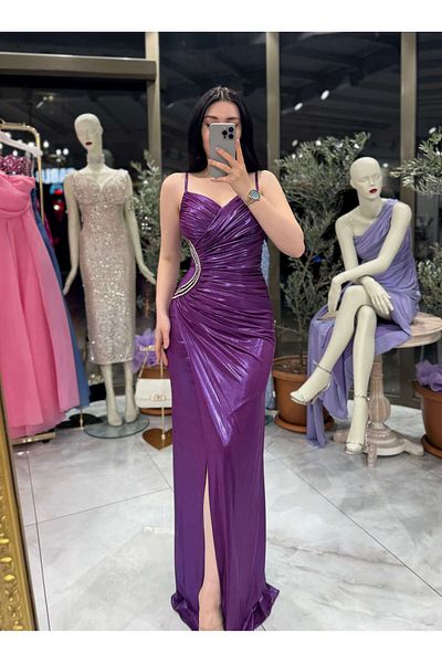 missswans Sarah Draped Stone Λεπτομέρεια με σχισμή γυαλιστερό μακρύ φόρεμα μωβ
