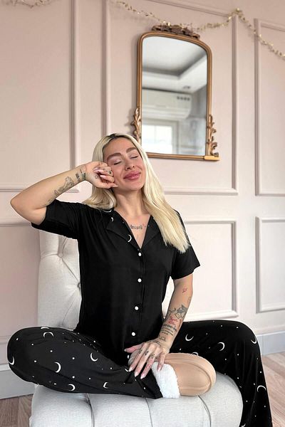 Pijamaevi Set de pijamale cu mânecă scurtă, cu nasturi în față, din bambus, cu model de noapte înstelată neagră