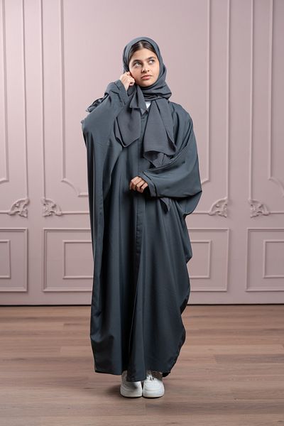 LAVİNİA Lavinia Youth abaya, gray bisht style, with a front trim and black sleeves.