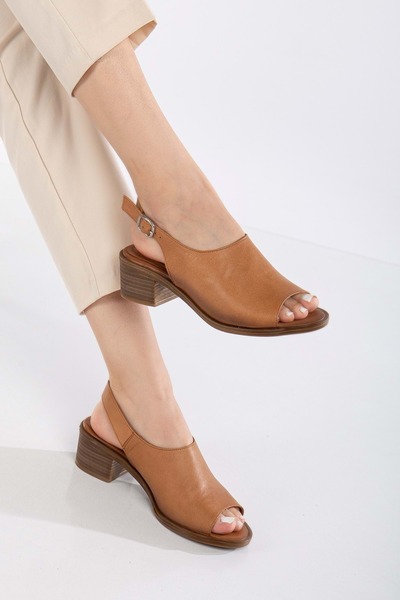 ANALİN SHOES Kadın Hakiki Deri Toka Detaylı Bilekten Bağlı Sandalet - Taba