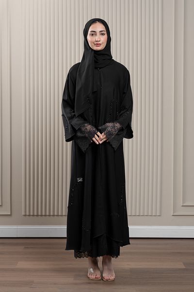 LAVİNİA عباية لافينيا النسائية، بتصميم واسع مع دانتيل مطرز يدويًا على الجهة الأمامية والخلفية.