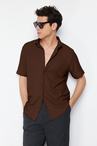 Trendyol Collection Tmavě hnědá letní košile Regular Fit s krátkým rukávem s texturou Trikolor oranžová