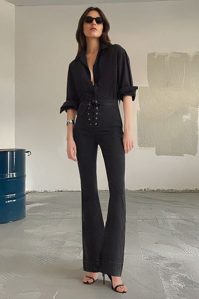 Trendyol Collection Schwarze Flare-Jeans mit hoher Taille und Bindedetail TWOSS25JE00005