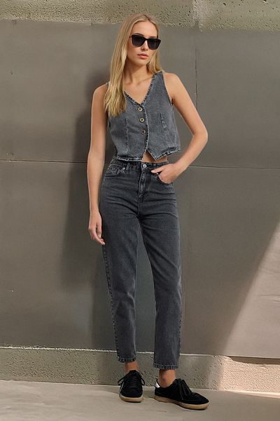 Trendyol Collection Czarne jeansy Mom z wysokim stanem TWOSS23JE00067