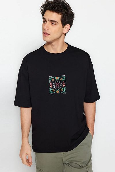 Trendyol Collection Υπερμεγέθη μαύρο βαμβακερό μπλουζάκι - εμπριμέ, TMNSS25TS00067