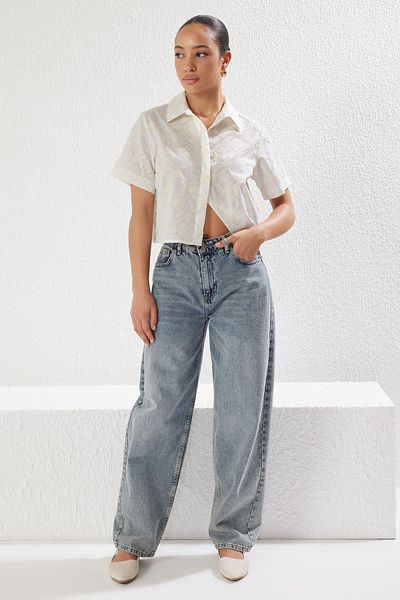 Trendyol Collection Weißes, kurzärmliges, normales Hemd aus besticktem Stoff TWOSS25GO00082