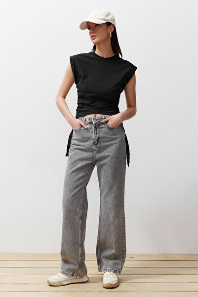 Trendyol Collection Černé 100% bavlněné pletené tričko s detaily na stahování a krátkým netopýřím rukávem TWOSS24TS00026