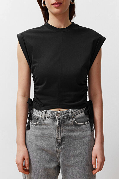 Trendyol Collection Černé 100% bavlněné pletené tričko s detaily na stahování a krátkým netopýřím rukávem TWOSS24TS00026