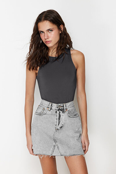 Trendyol Collection Pružné antracitové pletené tělo s ohlávkovým límcem – sedící na těle, patentky TWOSS20BD0044