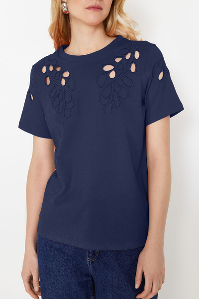 Trendyol Collection Sötétkék hímzésű, alap/normál szabású kötött póló TWOSS24TS00069