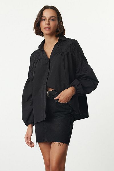 Trendyol Collection Hímző csipke részletes fekete ing - váll és ujjú TWOAW25GO00089