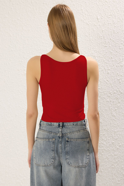 Trendyol Collection Rote Straps-Fitted/Body-Sitting-Bluse TWOSS24BZ00535