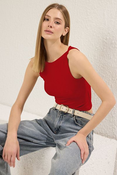 Trendyol Collection Rote Straps-Fitted/Body-Sitting-Bluse TWOSS24BZ00535