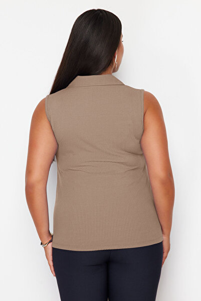 Trendyol Curve Μπεζ μπλούζα με λαιμόκοψη Polo Flexible Plus Size - TBBSS24AF00065