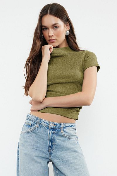 Trendyol Collection Ölgrüne, dehnbare Strickbluse mit Stehkragen, kurzen Ärmeln und Kordelzugdetail TWOSS24BZ00135