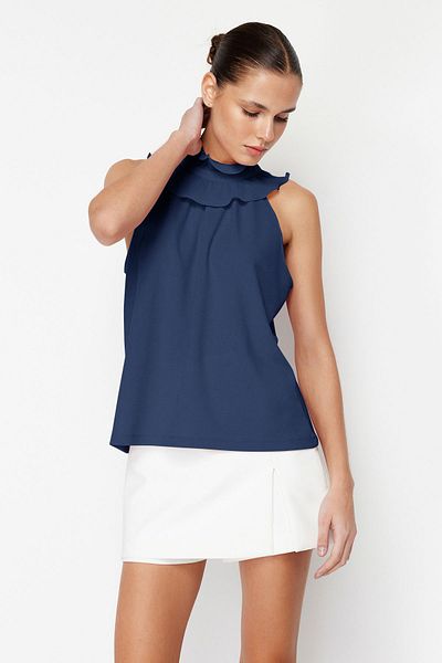 Trendyol Collection Detaillierte Smart-Krepp-Strickbluse mit Indigo-Ausschnitt TWOSS23BZ00932