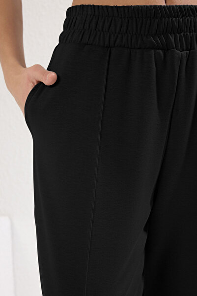 Trendyol Collection Μαύρο μαλακό πλεκτό παντελόνι με κομμένο καρότο με ραβδώσεις TWOSS25PL00074