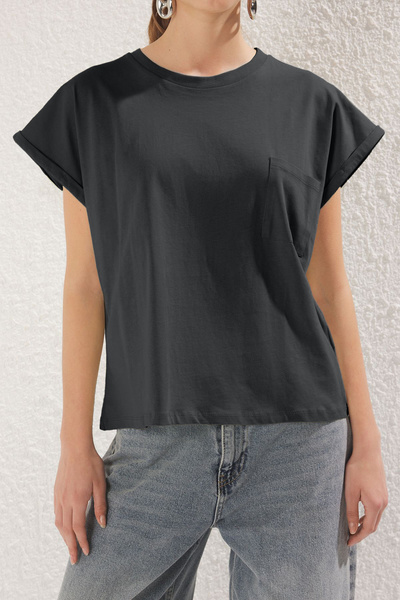 Trendyol Collection Bequemes gestricktes Anthrazit-T-Shirt mit Taschendetail, 100 % Baumwolle TWOSS25TS00085