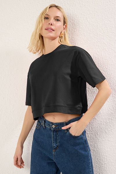 Trendyol Collection Black 100% Cotton Relaxed/Comfortable Fit Crop Crew Neck Knitted T-Shirt Twoss25Ts00022