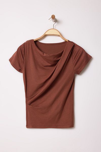 Trendyol Collection Braune Strickbluse – geraffte Details, körperbetont TWOSS25BZ00278
