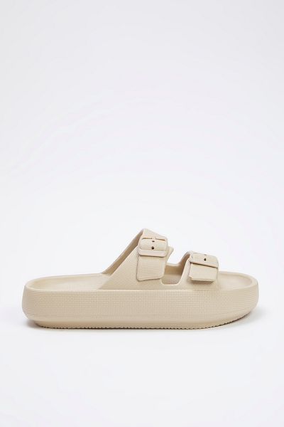 TRENDYOL SHOES Beige Double Band Buckle Detaillierte Damen-Hausschuhe mit leichter Sohle TAKSS25TE00019
