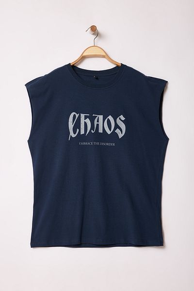 Trendyol Collection Marineblaues Chaos-Druck-Unterhemd mit breiter Passform – 100 % Baumwolle TMNSS25AL00006