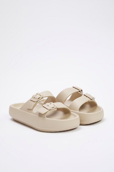TRENDYOL SHOES Beige Double Band Buckle Detaillierte Damen-Hausschuhe mit leichter Sohle TAKSS25TE00019